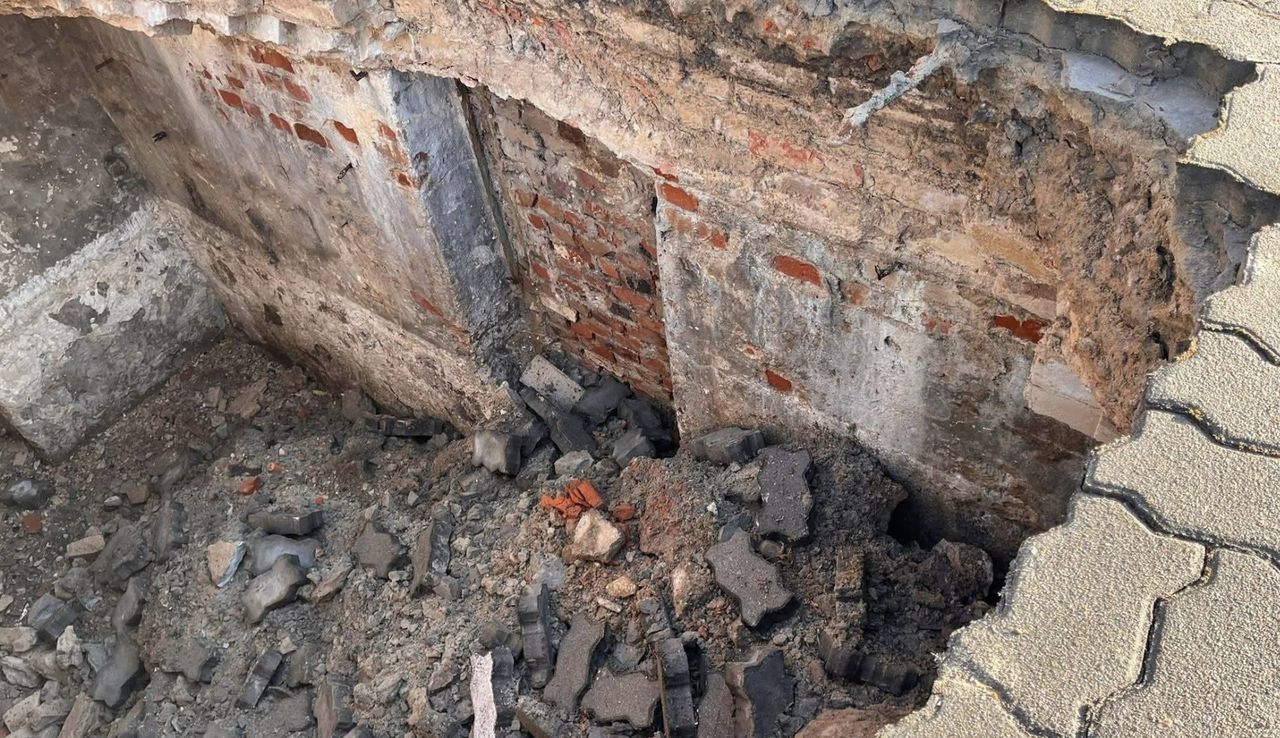 Ziemia zapadła się pod samochodami przy zamku w Człuchowie. Interweniowały służby