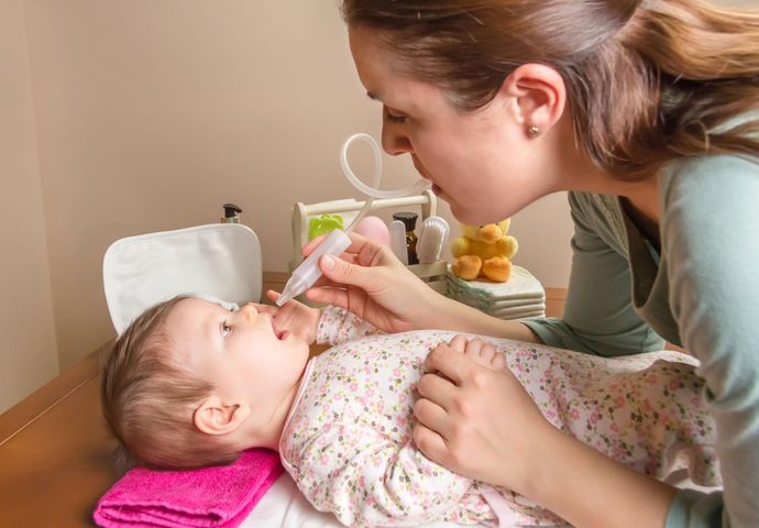 Czyszczenie noska niemowlaka - pielęgnacja, przyrządy