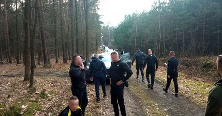 Pseudokibice umówili się na ustawkę. Mieli maczety. Akcja policji