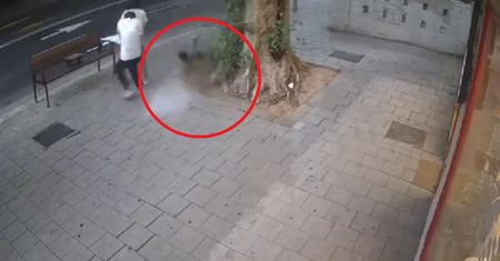 Przerażające nagranie z Izraela. Fragment rakiety spadł tuż obok nich