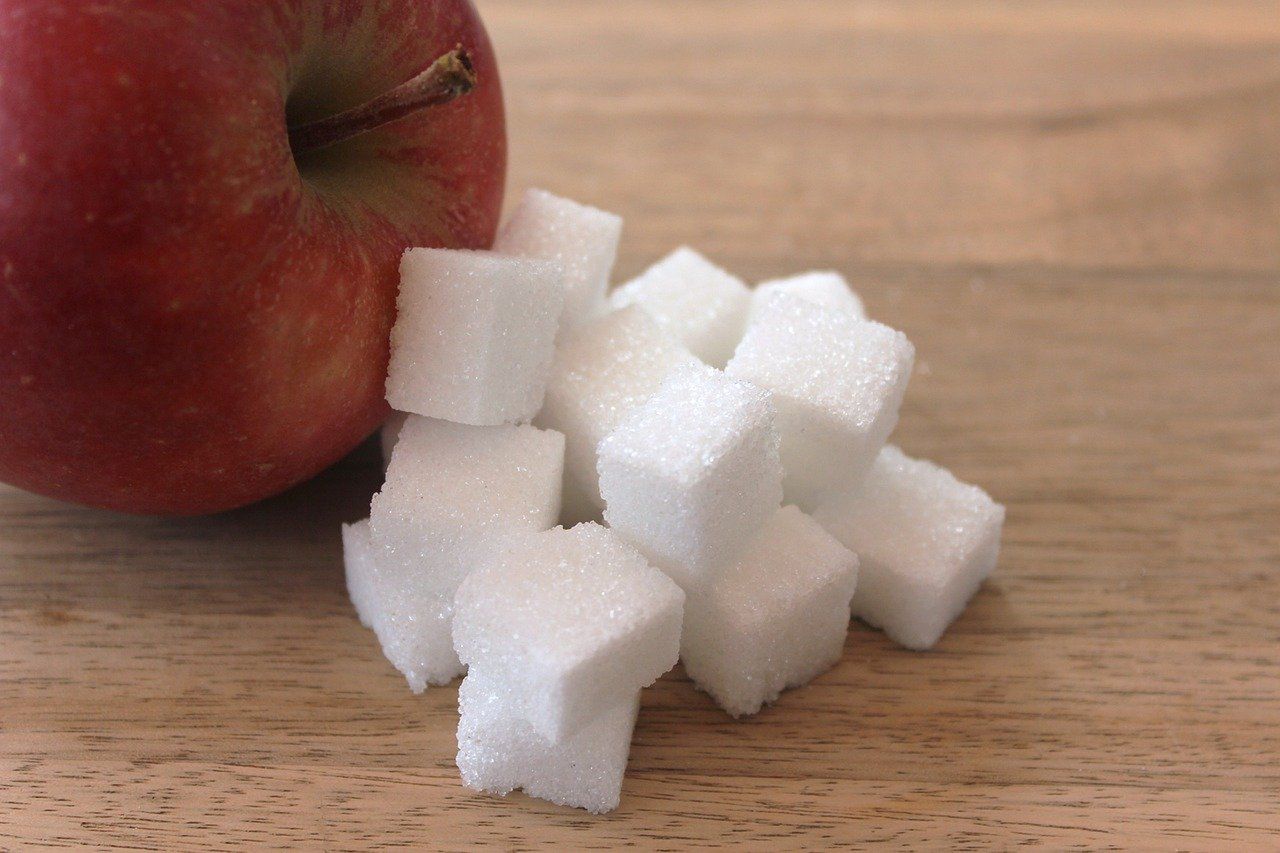 Fruktoza to cukier obecny m.in. w owocach. W nich jednak stanowi najmniejszy problem