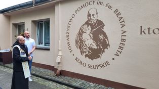 Nowy mural z okazji urodzin. Towarzystwo Brata Alberta w Słupsku ma już 35-lat [ZDJĘCIA]
