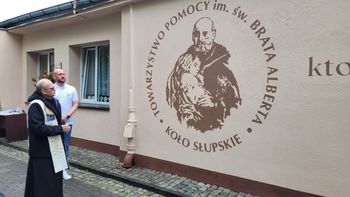 Nowy mural z okazji urodzin. Towarzystwo Brata Alberta w Słupsku ma już 35-lat [ZDJĘCIA]