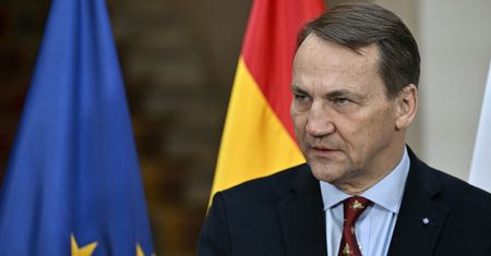 Sikorski czeka na podpisy prezydenta. "Konsekwentnie od roku"