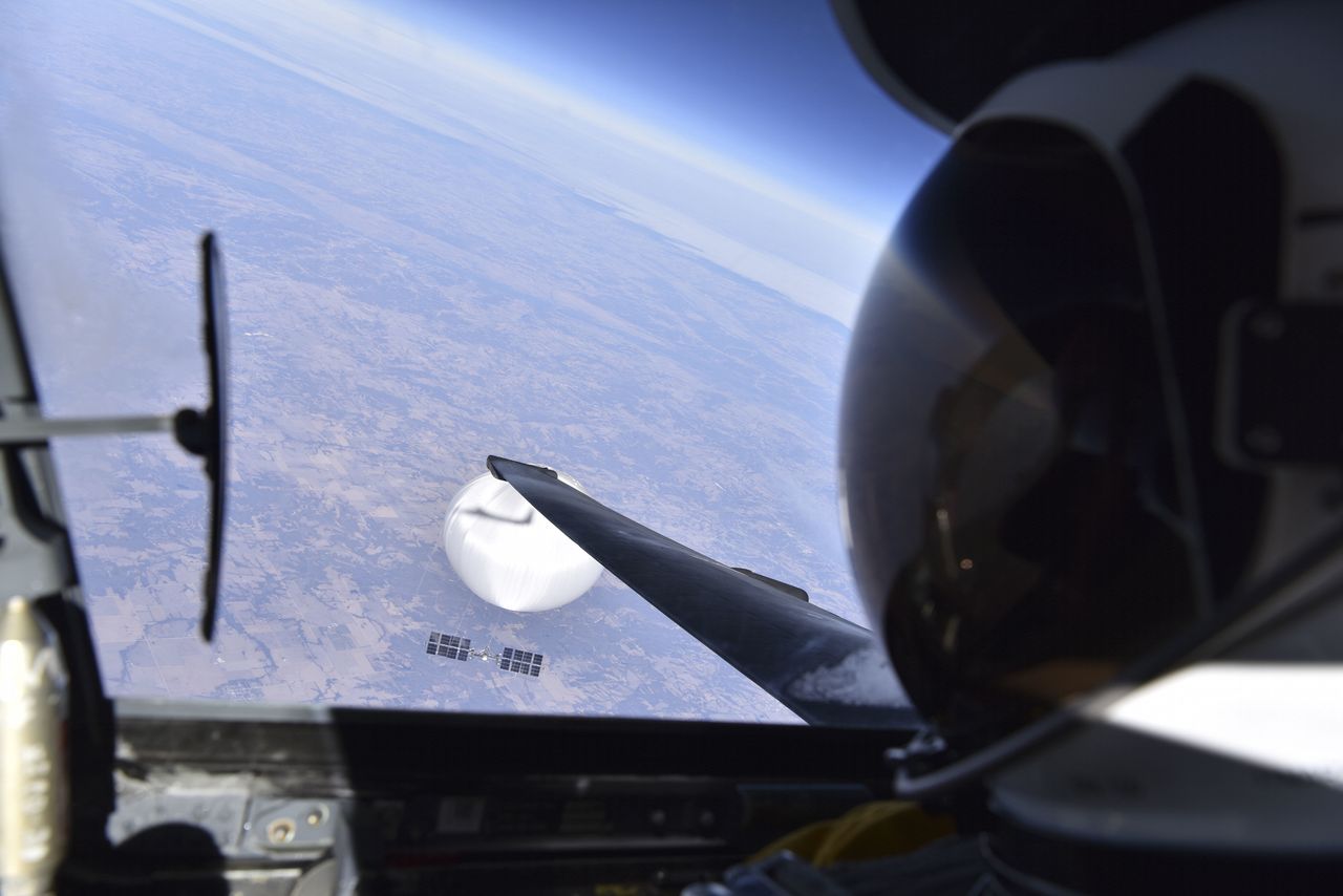 Chiński balon wywiadowczy, który USA zestrzeliły na początku lutego - zdjęcie ilustracyjne