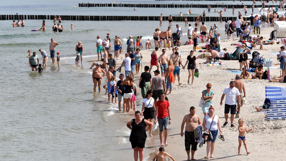 Sarbinowo. Plażowicze utworzyli łańcuch życia (zdj. ilustr.)