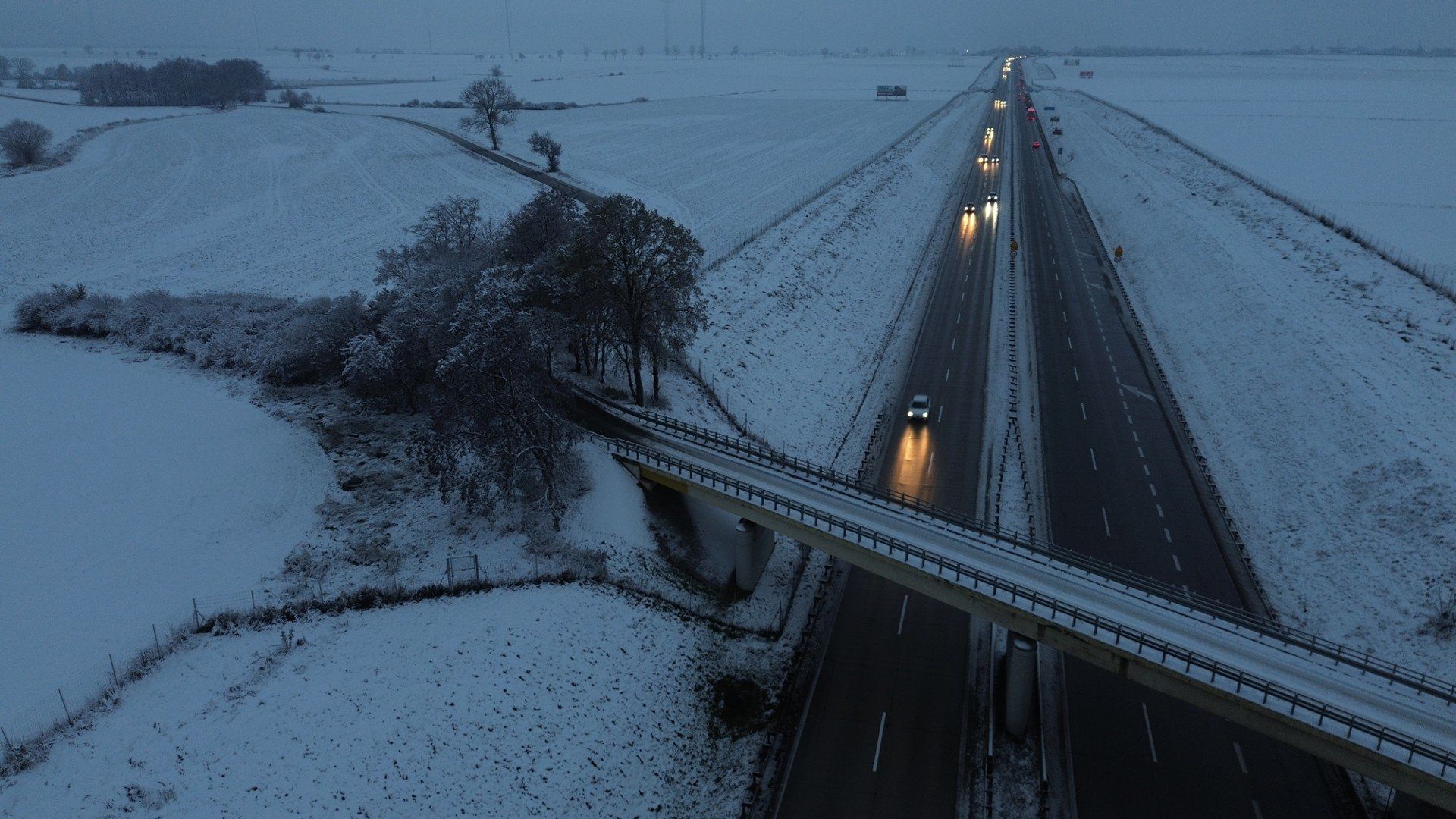 Intensywne opady śniegu na Dolnym Śląsku spowodowały sporo utrudnień na drogach. Wielu mieszkańców zgłaszało także awarie prądu.