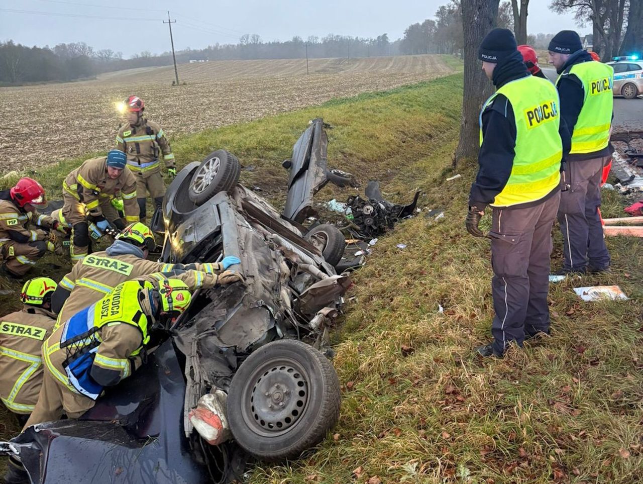 Bronowo: Rozpędzone audi uderzyło w drzewo. 20-latek zginął na miejscu