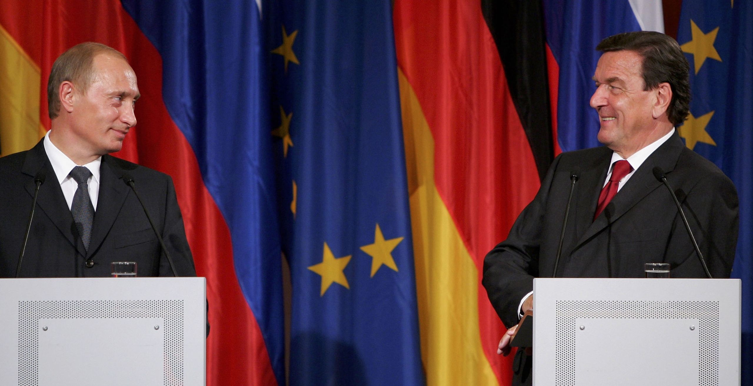 8 września 2005 roku. Prezydent Rosji Władimir Putin i ówczesny kanclerz Niemiec Gerhard Schröder. Podczas tej wizyty Putina w Niemczech podpisano umowę o budowie gazociągu Nord Stream