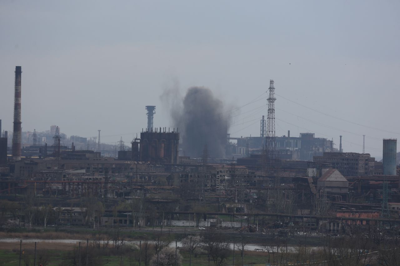 Bomby zapalające lub fosforowe spadają na Azovstal. Wyjaśniamy, czym są - Azovstal - zdjęcie wykonane pod koniec kwietnia