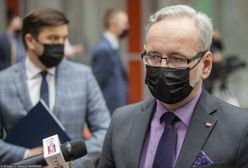 Adam Niedzielski nękany pod domem. Michał Woś: minister może już czuć się bezpiecznie