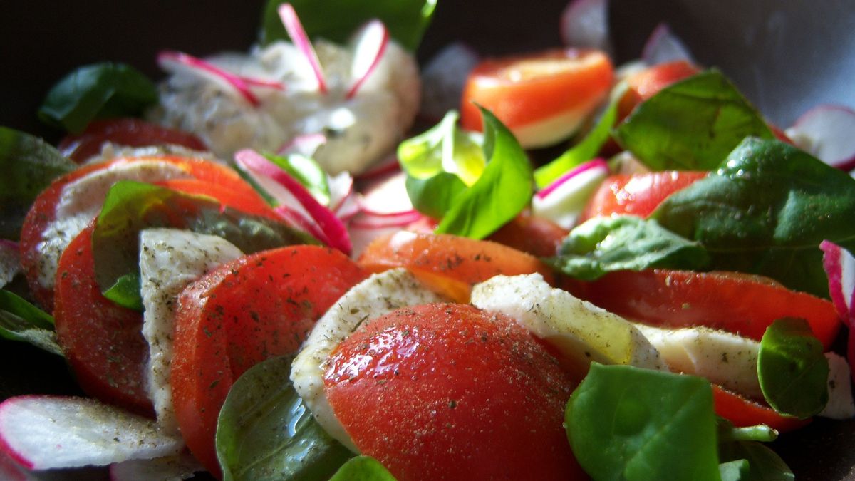 Dieta 1000 kalorii powinna zawierać zróżnicowane warzywa i owoce oraz chude mięso  