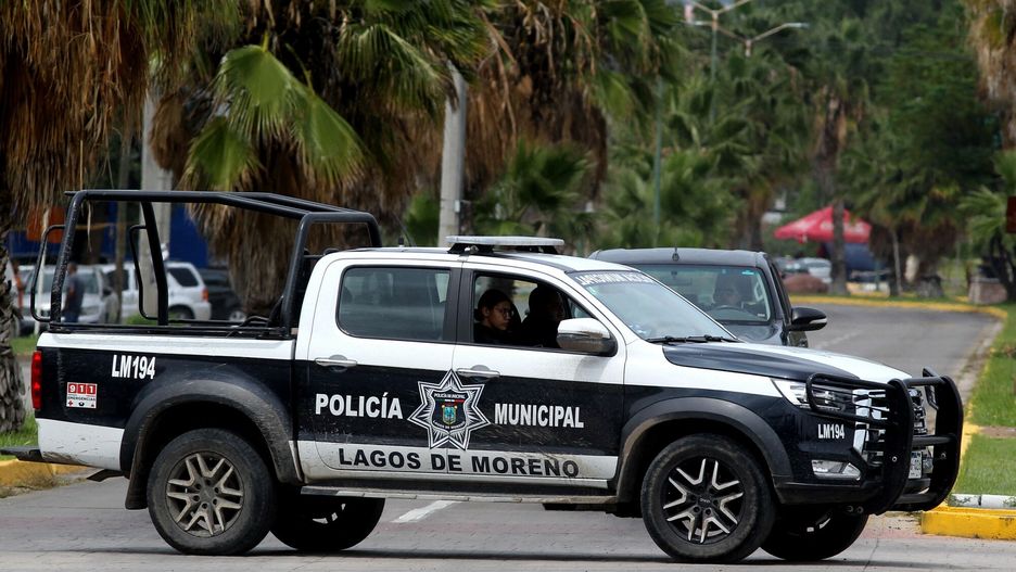 Zab�jstwo pi?ciu student�w w Meksyku
EDITORS NOTE: Graphic content / A Municipal Police vehicle patrols in Lagos de Moreno, Jalisco State, Mexico, on August 18, 2023, following the disappearance of five young men. Mexican authorities said Thursday that they had discovered human remains during a search for five young men whose disappearance and apparent brutal murder prompted shock and anger. The group of five friends, aged 19 to 22, disappeared last Friday in the western state of Jalisco, triggering a rare level of outrage in a country where kidnappings and killings are all too common. (Photo by ULISES RUIZ / AFP)
ULISES RUIZ