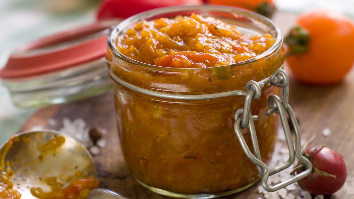 Ketchup z cukinii możesz podkręcić dodatkiem śliwek