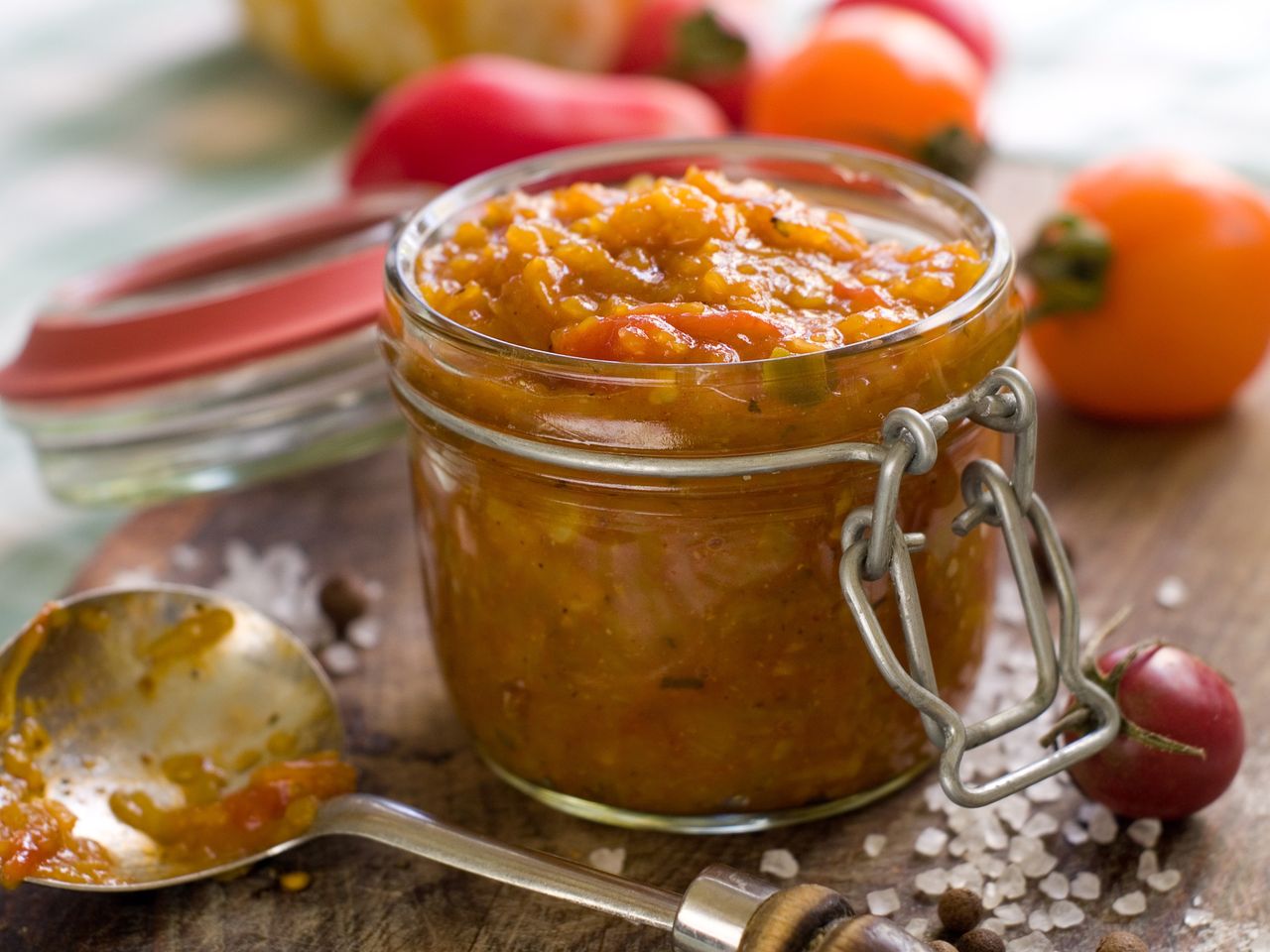 Ketchup z cukinii możesz podkręcić dodatkiem śliwek