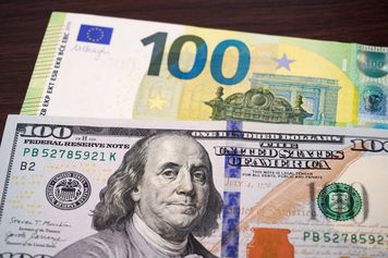 Tego nie było od roku. Euro traci wobec dolara