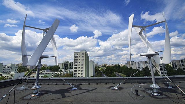Warszawa. Turbiny wiatrowe na dachu ursynowskiego ratusza