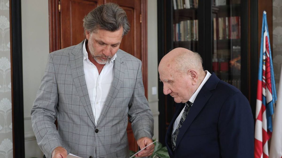 Prezydent Kalisza wyróżnił seniora. Matura to nie wszystko