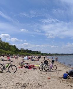 Gdańsk. Tak wygląda sytuacja na plaży: "Ściągają maseczki i piją piwo"