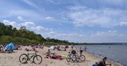 Gdańsk. Tak wygląda sytuacja na plaży: "Ściągają maseczki i piją piwo"