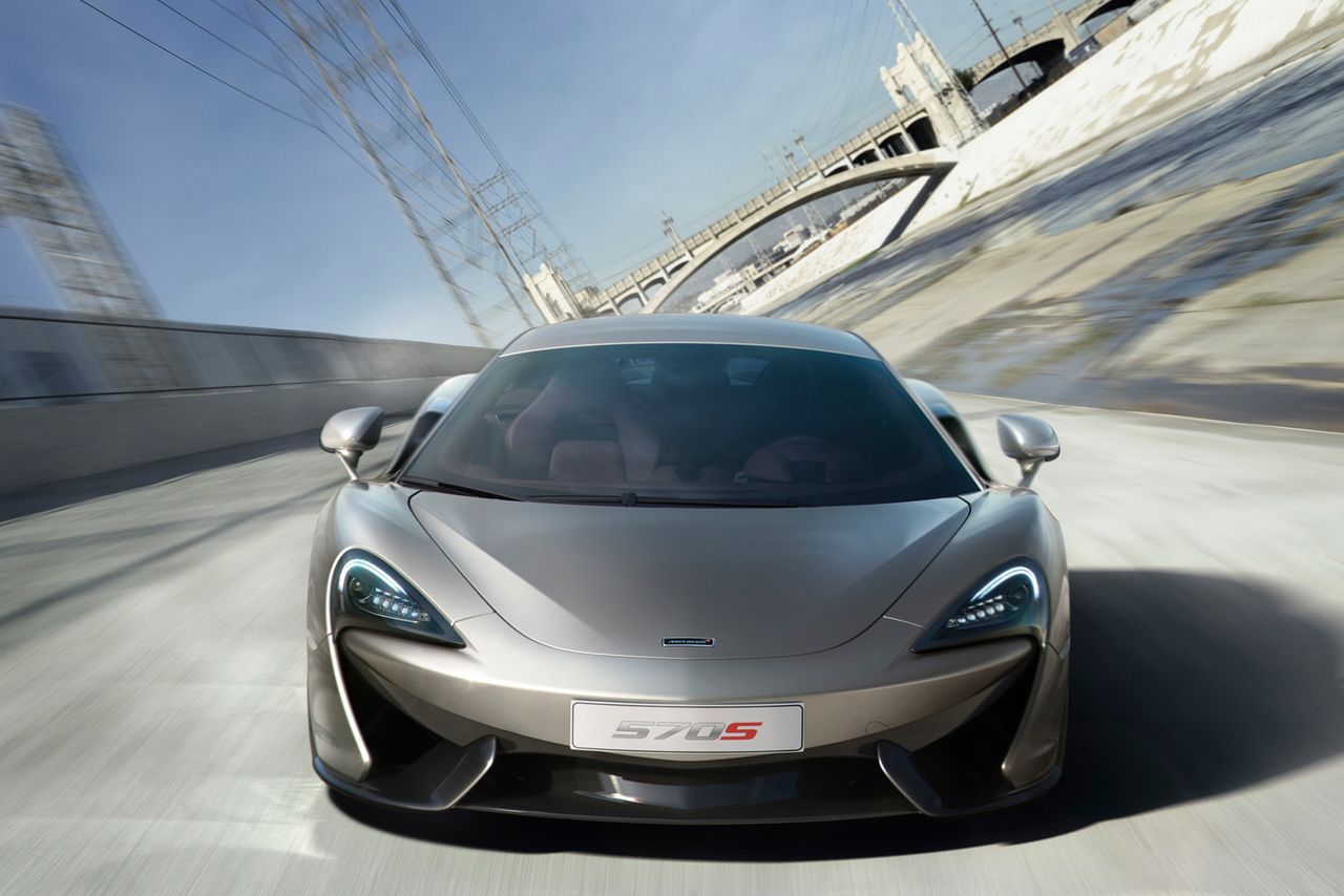 McLaren 570S to najmłodszy samochód z całej trójki. Został zaprezentowany kilka tygodni temu na targach samochodowych w Nowym Jorku. Jego 3,8-litrowe V8 z twin turbo rozwija 570 KM. Ta moc pozwala rozpędzić McLarena do 100 km/h w 3,2 s. Prędkość maksymalna 570S wynosi 328 km/h. Ceny McLarena zaczynają się od 796 tys. zł.