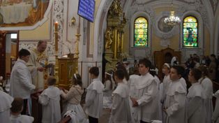 Pierwsza rocznica Komunii Świętej w kościele świętego Andrzeja w Suchedniowie.