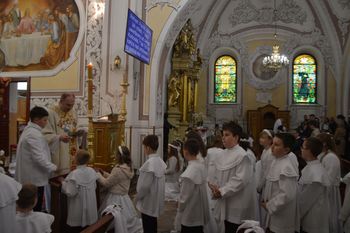 Pierwsza rocznica Komunii Świętej w kościele świętego Andrzeja w Suchedniowie.