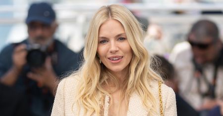 Sienna Miller w Cannes. Aktorka miała rozpięty żakiet bez stanika