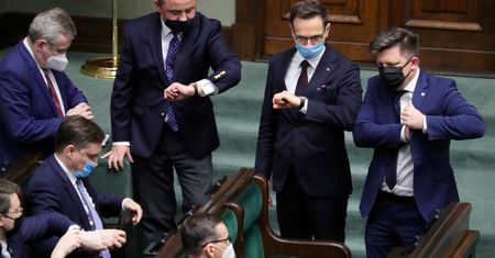Podwyżki dla polityków. Decyzja nie przysparza PiS popularności