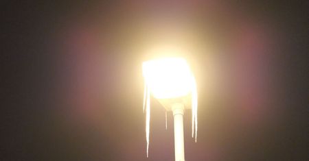 Wieczorem i w nocy popada deszcz, a temperatura gruntu spadnie poniżej zera. Drogi i chodniki zamienią się w lodowisko!