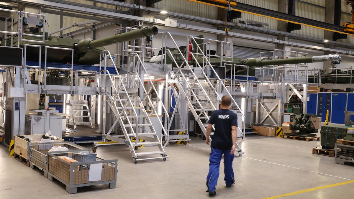 KASSEL, GERMANY - AUGUST 01: Workers assemble Leopard 2A7 main battle tanks at the KNDS heavy weapons factory on August 01, 2025 in Kassel, Germany. Germany is investing heavily in the modernization and expansion of the Bundeswehr, its armed forces. (Photo by Sean Gallup/Getty Images)