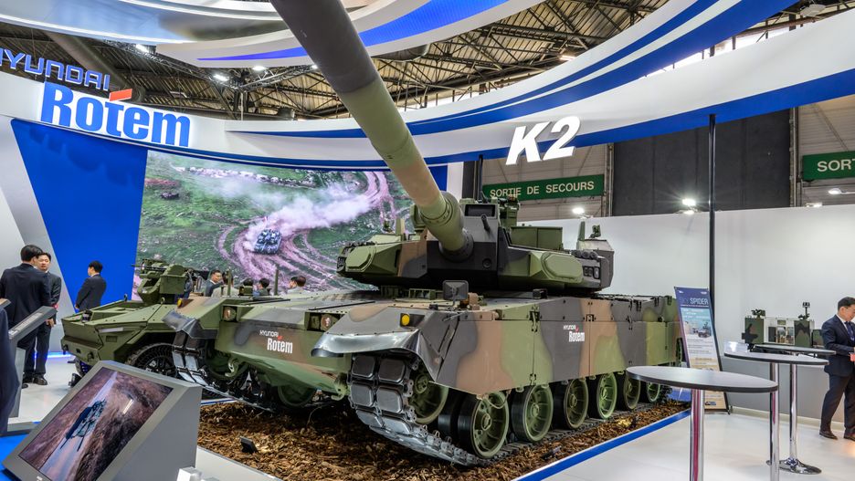 La société sud-coréenne Hyundai Rotem présente un char K2EX Black Panther amélioré au salon Mondial de la Défense et de la Sécurité terrestres et aéroterrestres "Eurosatory" au Parc des Expositions de Villepinte le 17 Juin 2024. (Photo by Eric BERACASSAT/
