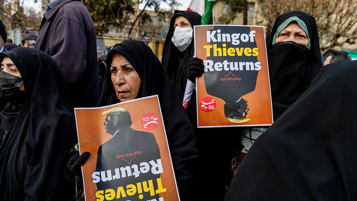 Kobiety trzymają transparenty z wizerunkiem prezydenta USA Dona