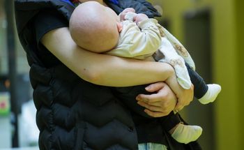 Niemowlę pobite w Poznaniu. Policja o trzech osobach zatrzymanych