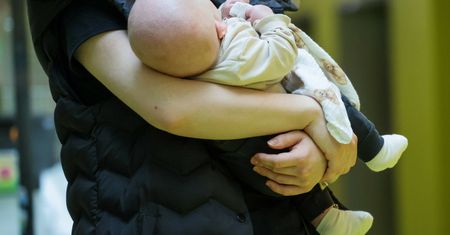 Niemowlę pobite w Poznaniu. Policja o trzech osobach zatrzymanych