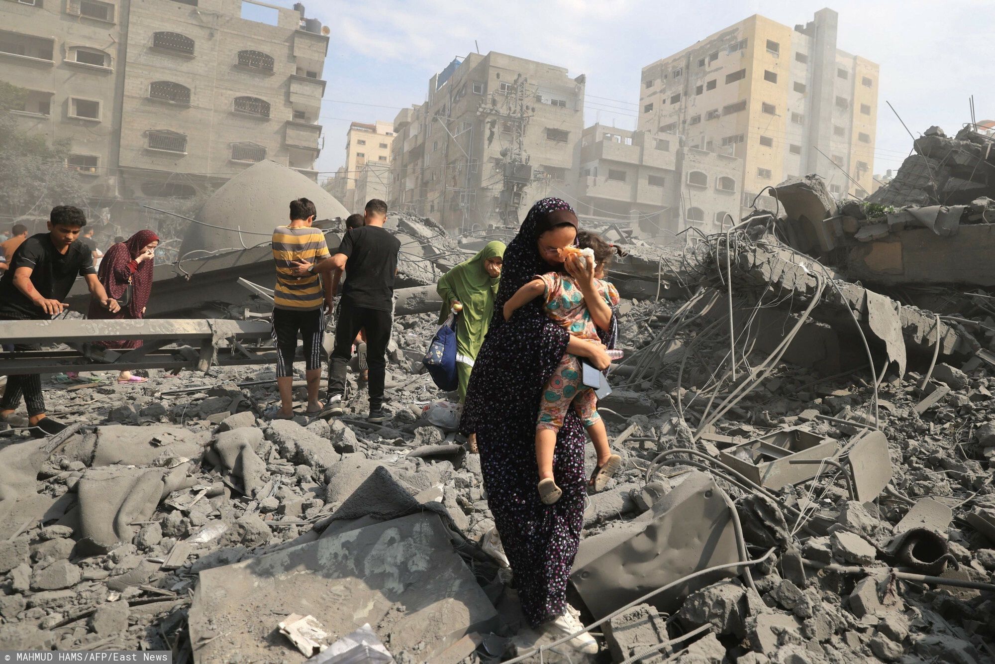 Wojna w Izraelu
Palestinians evacuate the area following an Israeli airstrike on the Sousi mosque in Gaza City on October 9, 2023. Israel continued to battle Hamas fighters on October 9 and massed tens of thousands of troops and heavy armour around the Gaza Strip after vowing a massive blow over the Palestinian militants' surprise attack. (Photo by Mahmud HAMS / AFP)
MAHMUD HAMS