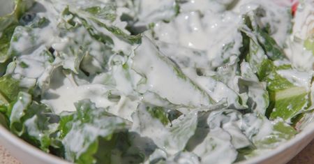 Nasi dziadkowie zajadali się tą sałatką cały sezon. Do młodych ziemniaczków pasuje idealnie