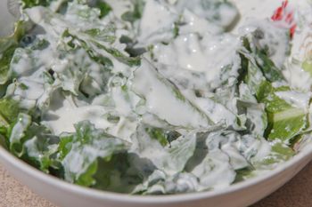 Nasi dziadkowie zajadali się tą sałatką cały sezon. Do młodych ziemniaczków pasuje idealnie