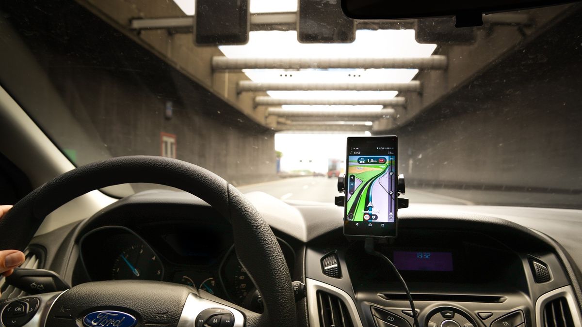 telefon w samochodzie uchwyt nawigacja gps