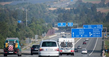 Szalony pasażer na gapę. Uczepił się maski samochodu