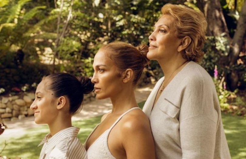 Jennifer Lopez promuje własną markę kosmetyczną z mamą i córką