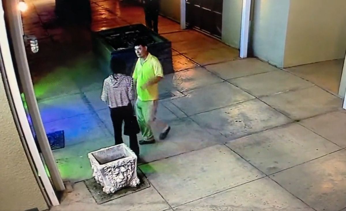 Kamery monitoringu rejestrują moment, kiedy Wan Cho wchodzi do baru