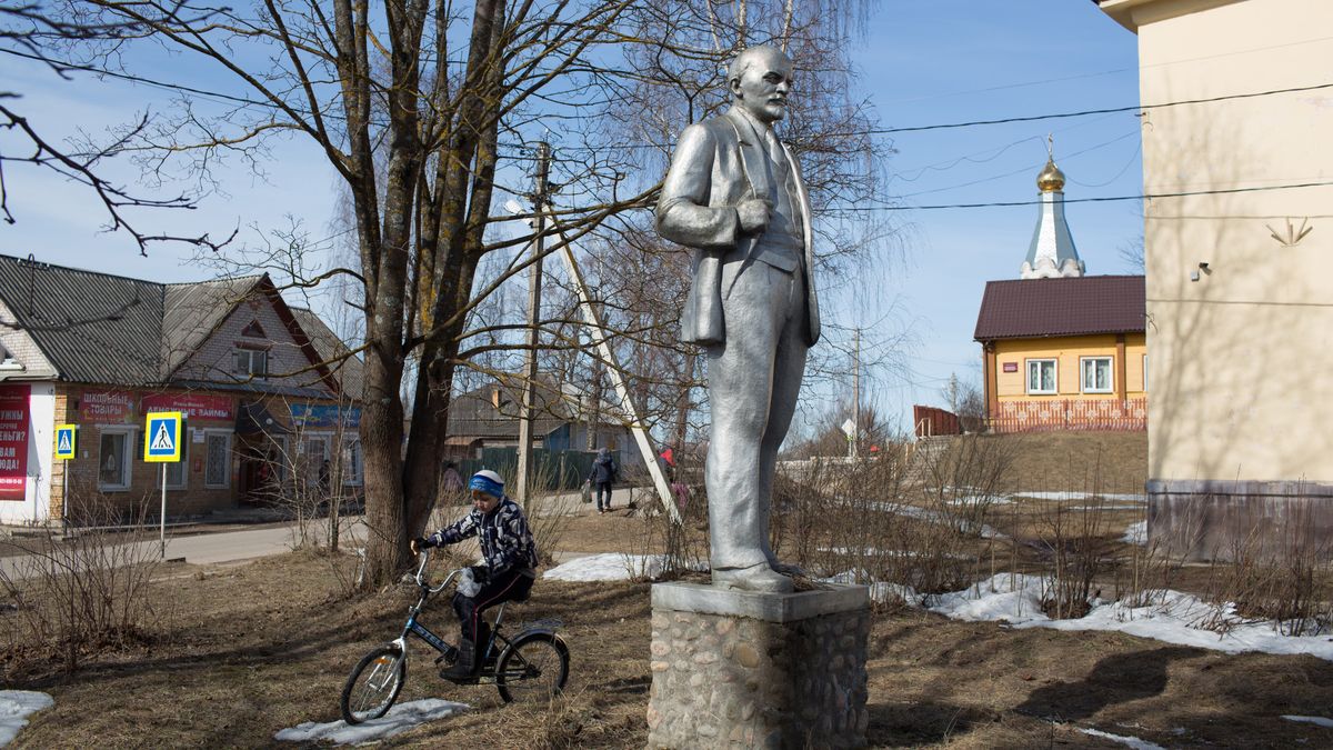 Putin's 'Broken Promises' Stir Discontent in Forgotten Russia
A statue of Vladimir Lenin, founder of the Soviet Union, stands in the center of Moshenskoye, Russia, on Friday, April 5, 2019. The country has 100 billionaires, and yet more than a third of Russians cant afford to buy two pairs of shoes a year. Photographer: Andrey Rudakov/Bloomberg via Getty Images
Bloomberg
Social Issue, Poverty, Financial, EMEA, Finance, TOPNEWS, Business Finance and Industry, Novgorod