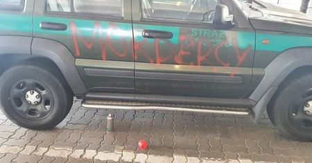 Warszawa. Kontrowersyjny napis na samochodzie Straży Granicznej