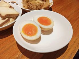 Jedzenie zaledwie pół jajka dziennie zwiększa ryzyko śmierci o 7 proc.? Zaskakujące wnioski z badań