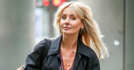 Agnieszka Woźniak-Starak w letniej sukience pokazuje nogi. Kolejna udana stylizacja gwiazdy