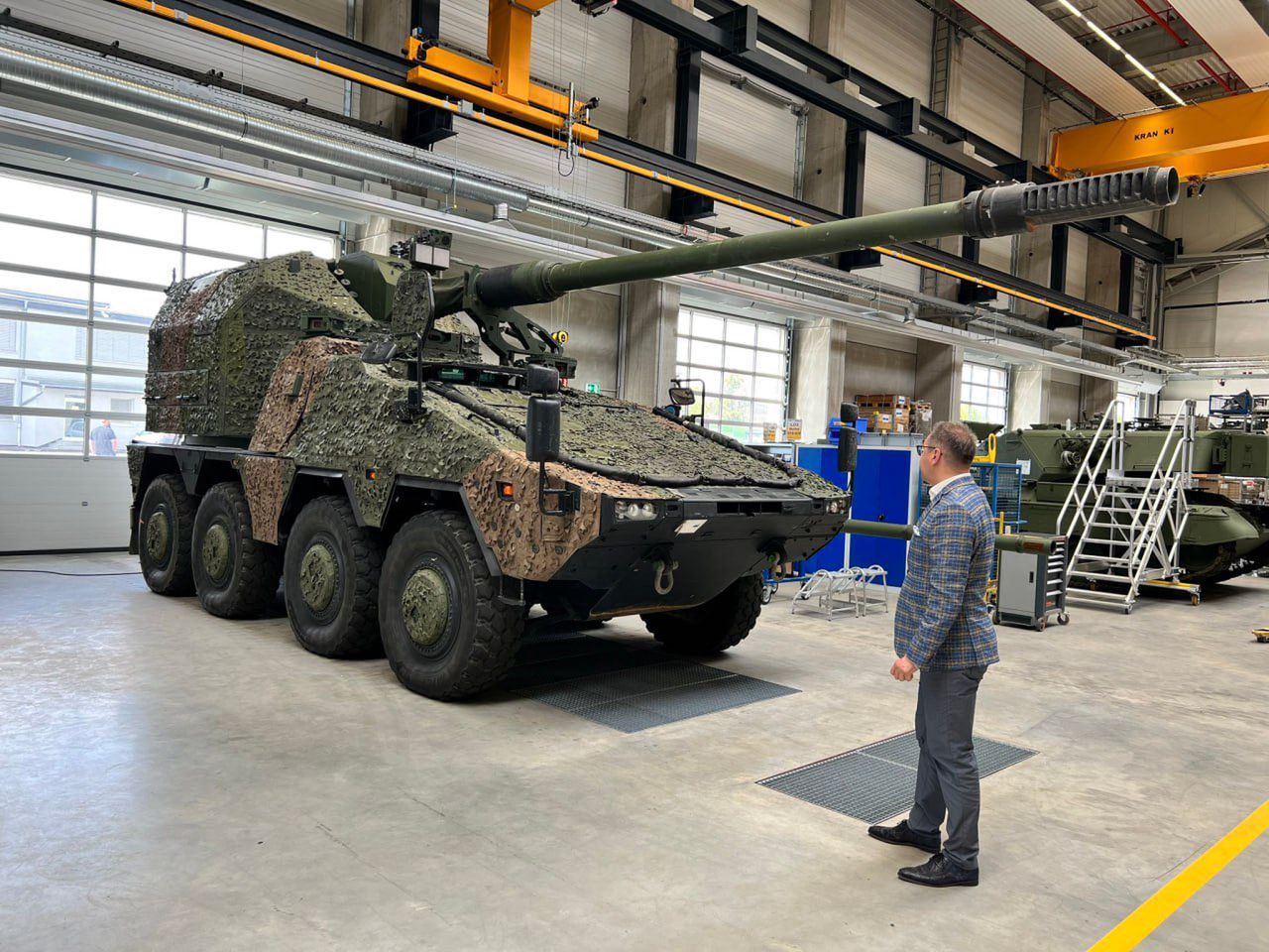 Ukraiński ambasador podziwiający jedną z wyprodukowanych armatohaubic RCH 155.