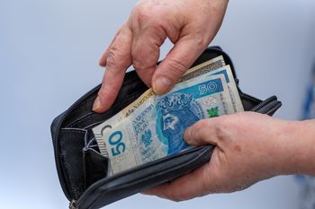 Znalazła portfel wypchany gotówką. Tak się zachowała 75-latka