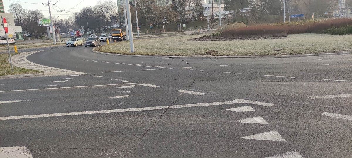 Kawałki plastiku na jezdni po stłuczce na rondzie Berbeckiego