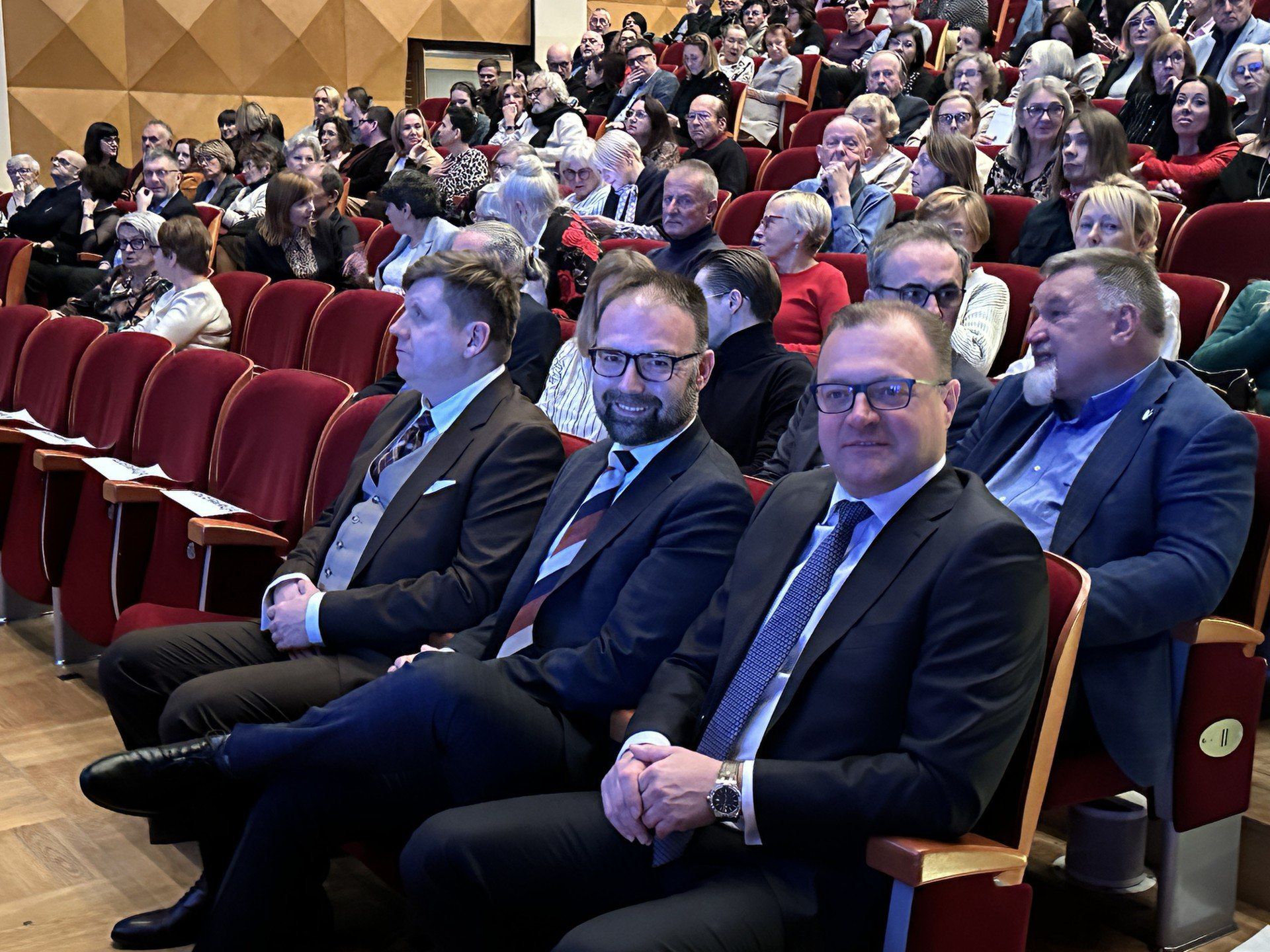 Gośćmi gali byli; od lewej Bartosz Bednarczyk, wiceprezydent Radomia, Mateusz Tyczyński, przewodniczący Radyu Miejskiej Radomia i prezydent Radomia Radosław Witkowski. 